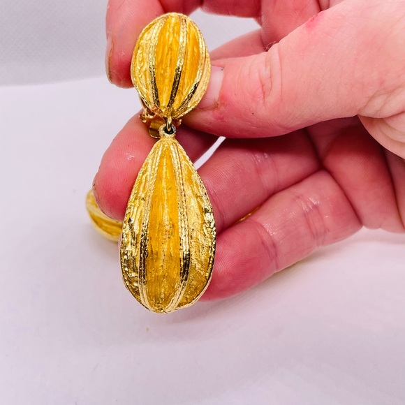 Stunning “POGGI Paris” Vtg gold tone clip on statement earrings (2.5x1”) - Picture 2 of 5